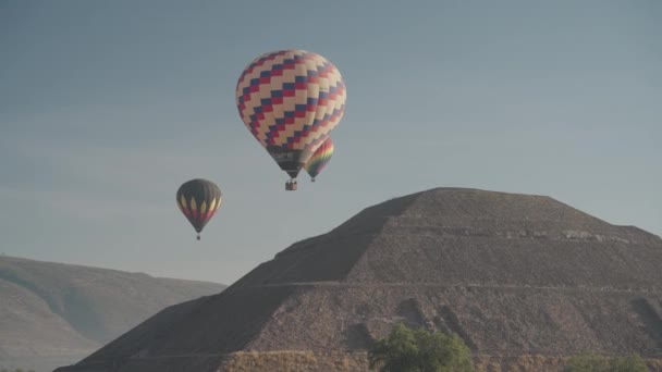 Mongolfiera Che Vola Sopra Piramidi San Juan Teotihuacan Messico Sunrise — Video Stock