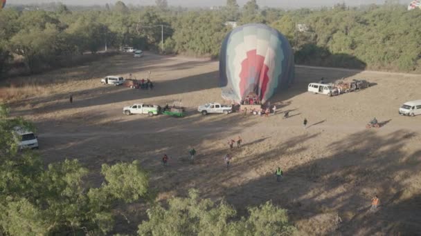 サンファンテオティワカンメキシコサンライズライドのピラミッドの上に飛ぶ熱気球 — ストック動画