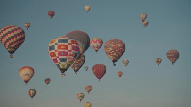 Heißluftballon Fliegt Über Den Pyramiden Von San Juan Teotihuacan Mexiko — Stockvideo