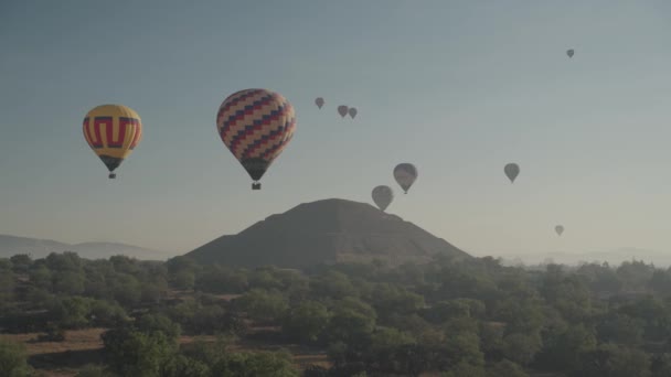 Mongolfiera Che Vola Sopra Piramidi San Juan Teotihuacan Messico Sunrise — Video Stock