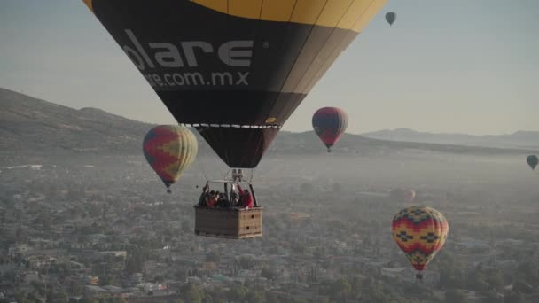 Globo Aire Caliente Volando Por Encima Las Pirámides San Juan — Vídeos de Stock