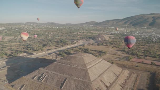 Sıcak Hava Balonu San Juan Teotihuacan Piramitleri Nin Üzerinde Uçuyor — Stok video