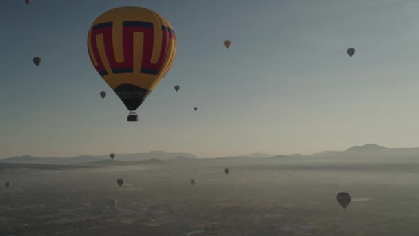 Sıcak Hava Balonu San Juan Teotihuacan Piramitleri Nin Üzerinde Uçuyor — Stok video