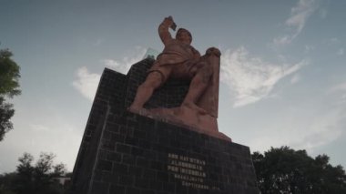 Bağımsızlık Savaşı kahramanı Monumento Al Pipila, Guanajuato, Meksika panoramik manzaralı bir tepede geçiyor.