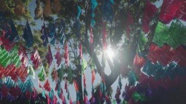 Quiosco del Parin Tlaquepaque ve Ölüler Günü Dia de los Muertos Bayrakları Papel picado Geleneksel Kağıt Afişler