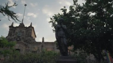 Guadalajara, Meksika 'daki Gay Oyunları sırasında Gurur Bayrağı taşıyan Jalisco Eyalet Kongresi