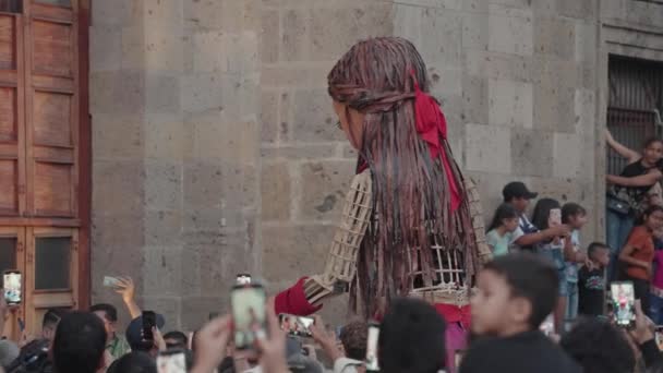Γκουανταλαχάρα Μεξικό Νοεμβρίου 2023 Pequea Little Amal Walk Giant Puppet Royalty Free Βίντεο Αρχείου