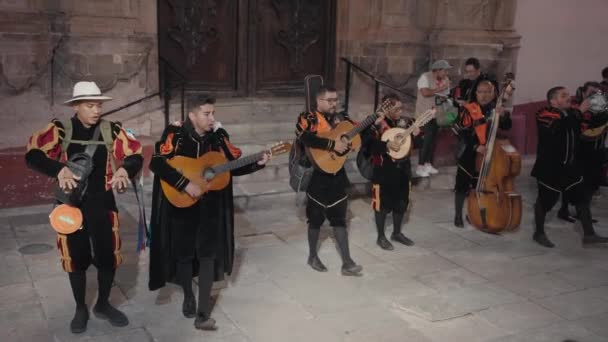 Traditionellt Mexikanskt Band Utför Mariachi Framför Callejoneadas — Stockvideo