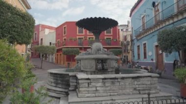 Çeşme ve Renkli Binalarla Meydanda Yürüyorum Guanajuato, Meksika