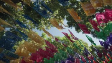 Quiosco del Parin Tlaquepaque ve Ölüler Günü Dia de los Muertos Bayrakları Papel picado Geleneksel Kağıt Afişler