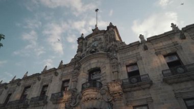 Guadalajara, Meksika 'daki Gay Oyunları sırasında Gurur Bayrağı taşıyan Jalisco Eyalet Kongresi