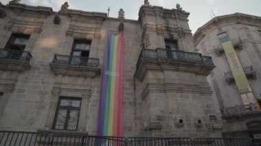 Guadalajara, Meksika 'daki Gay Oyunları sırasında Gurur Bayrağı taşıyan Jalisco Eyalet Kongresi