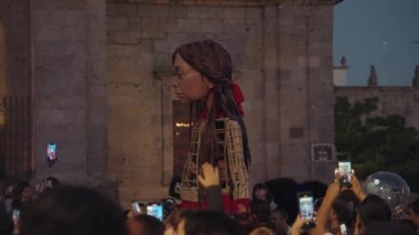 Guadalajara, Meksika - 14 Kasım 2023: La Pequea Küçük Amal Birleşmiş Milletler 'den Dev Kukla Meksika' ya Giden Suriyeli Göçmen Kız Gezisini temsil ediyor