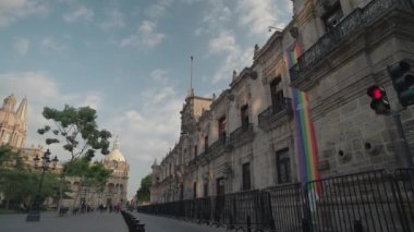 Guadalajara, Meksika 'daki Gay Oyunları sırasında Gurur Bayrağı taşıyan Jalisco Eyalet Kongresi