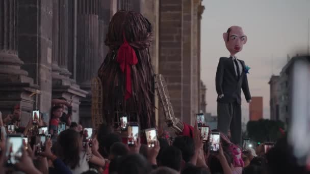 メキシコ グアダラハラ 2023年11月14日 ピケア リトル アマル 国連からの巨大な人形がメキシコ経由のシリア移民ガール ジャーニーを表す — ストック動画