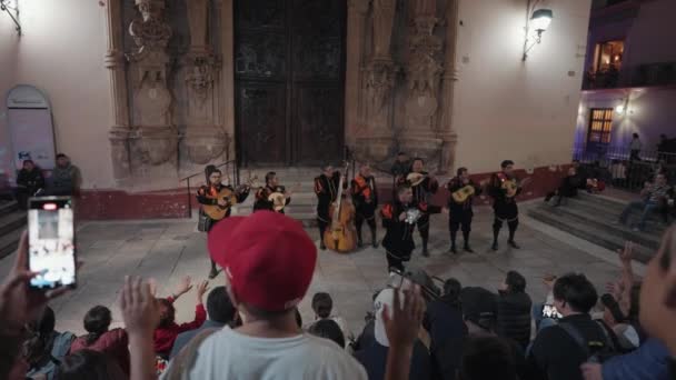 Callejoneadas Önünde Mariachi Çalan Geleneksel Meksikalı Grup — Stok video
