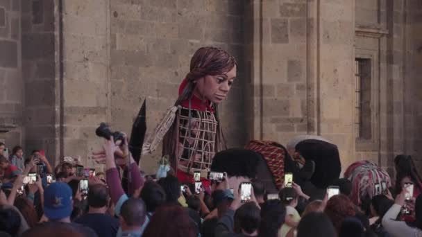 メキシコ グアダラハラ 2023年11月14日 ピケア リトル アマル 国連からの巨大な人形がメキシコ経由のシリア移民ガール ジャーニーを表す — ストック動画