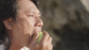 Koyu Derili Güneydoğu Asya LGBT Gay Adam Gökkuşağı Gururlu Piknik Battaniyesiyle Sahilde Oturuyor