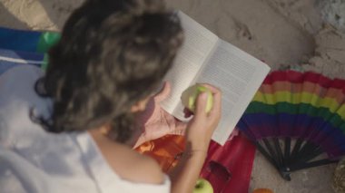 Koyu Derili Güneydoğu Asya LGBT Gay Adam Gökkuşağı Gururlu Piknik Battaniyesiyle Sahilde Oturuyor