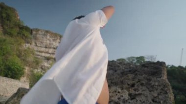 Koyu Derili Güneydoğu Asya LGBT Gay Adam Gökkuşağı Gurur Bayraklarıyla Sahilde Dans Ediyor