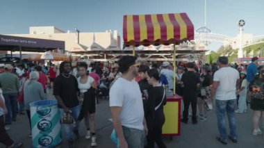 Dallas, Teksas, ABD - 20 Ekim 2024: Yiyecek Satıcısı, Corny Dogs, İnsanların Alıp Yemesi