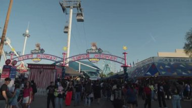 Dallas, Teksas, ABD - 20 Ekim 2024: Blue Sky ile Texas Skyway Fair Park Hava Pisti Gondolas