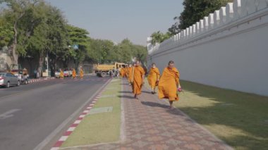 Bangkok, Tayland - 4 Ocak 2025: Budist rahipler Bangkok, Tayland 'daki Büyük Saray tapınağının önünde yürüyorlar.