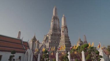 Wat Arun, Tayland 'ın başkenti Bangkok' ta Chao Phraya nehrinin kıyısında yer alan ünlü bir Budist tapınağıdır..