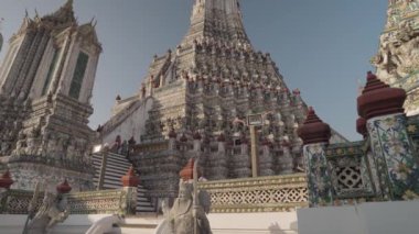 Wat Arun, Tayland 'ın başkenti Bangkok' ta Chao Phraya nehrinin kıyısında yer alan ünlü bir Budist tapınağıdır..