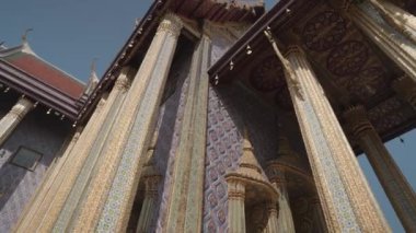Bangkok, Tayland - 4 Ocak 2025 Wat Phra Kaew, muhteşem mimarisi olan ve Zümrüt Buda 'ya ev sahipliği yapan en önemli Budist tapınağı..