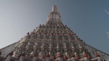 Wat Arun, Tayland 'ın başkenti Bangkok' ta Chao Phraya nehrinin kıyısında yer alan ünlü bir Budist tapınağıdır..