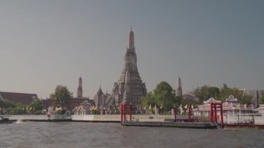 Wat Arun, Tayland 'ın başkenti Bangkok' ta Chao Phraya nehrinin kıyısında yer alan ünlü bir Budist tapınağıdır..
