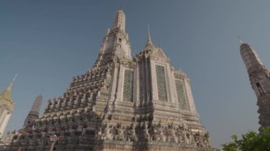 Wat Arun, Tayland 'ın başkenti Bangkok' ta Chao Phraya nehrinin kıyısında yer alan ünlü bir Budist tapınağıdır..