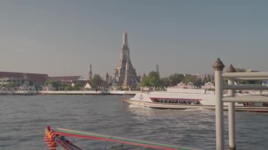 Wat Arun, Tayland 'ın başkenti Bangkok' ta Chao Phraya nehrinin kıyısında yer alan ünlü bir Budist tapınağıdır..