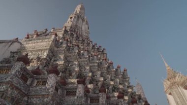 Wat Arun, Tayland 'ın başkenti Bangkok' ta Chao Phraya nehrinin kıyısında yer alan ünlü bir Budist tapınağıdır..