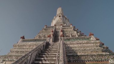 Wat Arun, Tayland 'ın başkenti Bangkok' ta Chao Phraya nehrinin kıyısında yer alan ünlü bir Budist tapınağıdır..