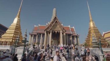 Bangkok, Tayland - 4 Ocak 2025 Wat Phra Kaew, muhteşem mimarisi olan ve Zümrüt Buda 'ya ev sahipliği yapan en önemli Budist tapınağı..