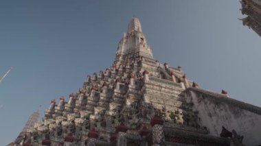 Wat Arun, Tayland 'ın başkenti Bangkok' ta Chao Phraya nehrinin kıyısında yer alan ünlü bir Budist tapınağıdır..