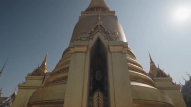 Bangkok, Tayland - 4 Ocak 2025 Wat Phra Kaew, muhteşem mimarisi olan ve Zümrüt Buda 'ya ev sahipliği yapan en önemli Budist tapınağı..