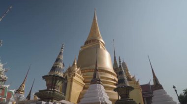Bangkok, Tayland - 4 Ocak 2025 Wat Phra Kaew, muhteşem mimarisi olan ve Zümrüt Buda 'ya ev sahipliği yapan en önemli Budist tapınağı..