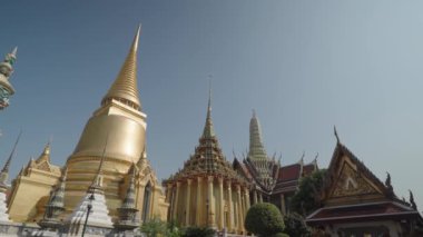 Bangkok, Tayland - 4 Ocak 2025 Wat Phra Kaew, muhteşem mimarisi olan ve Zümrüt Buda 'ya ev sahipliği yapan en önemli Budist tapınağı..