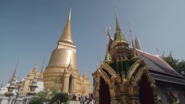 Bangkok, Tayland - 4 Ocak 2025 Wat Phra Kaew, muhteşem mimarisi olan ve Zümrüt Buda 'ya ev sahipliği yapan en önemli Budist tapınağı..
