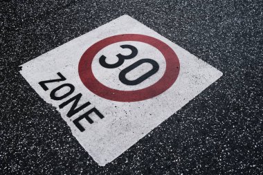 Yol işareti ile 30 numara sınırı