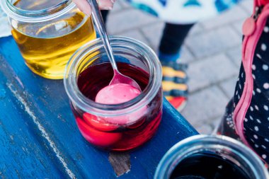 Renkli paskalya yumurtaları yapıyorlar. Paskalyaya Hazırlık