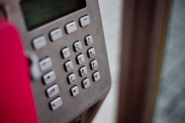 Caddedeki eski telefonun yakın plan görüntüsü.