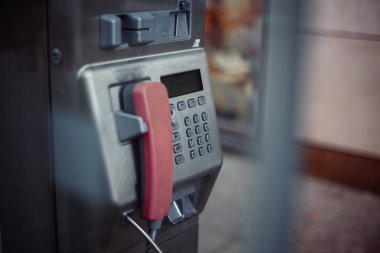 Caddedeki eski telefonun yakın plan görüntüsü.