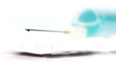 Beyaz arka planda iğnesi olan bir şırınga. tıp konsepti