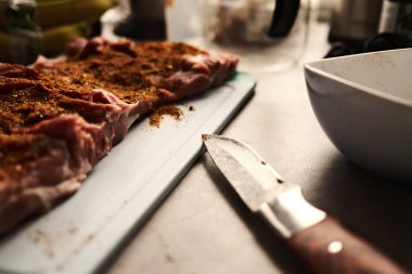 Baharat ve bitkilerle çiğ et manzarasını kapatın.