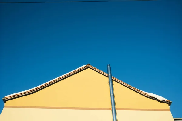 Желтый Дом Трубой Голубым Небом — стоковое фото