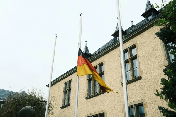 Ondeando Bandera Alemana Poste Cerca Del Edificio — Foto de Stock